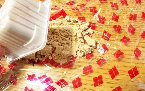ビニールをほどいて、ドーン！　信玄餅を食べる妻、食べ方に夫がビックリ