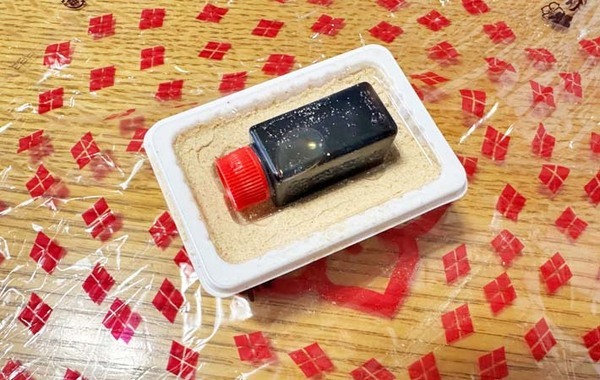 ビニールをほどいて、ドーン！　信玄餅を食べる妻、食べ方に夫がビックリ