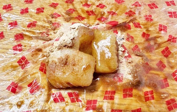 ビニールをほどいて、ドーン！　信玄餅を食べる妻、食べ方に夫がビックリ