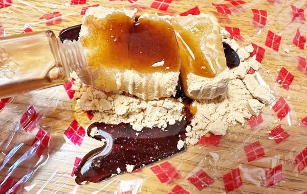 ビニールをほどいて、ドーン！　信玄餅を食べる妻、食べ方に夫がビックリ