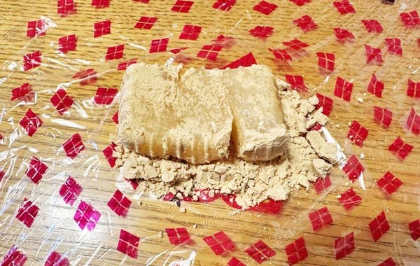 ビニールをほどいて、ドーン！　信玄餅を食べる妻、食べ方に夫がビックリ