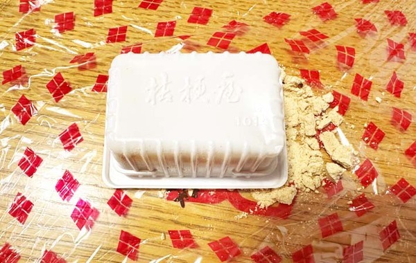 ビニールをほどいて、ドーン！　信玄餅を食べる妻、食べ方に夫がビックリ