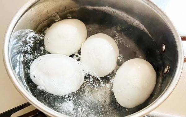 『ゆかり』とゆで卵をジッパー袋に入れて…？　簡単おかずに「夫や子供がハマった」