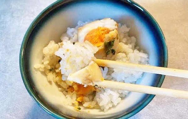 ゆで卵と大葉をジッパー袋に入れて…　できた簡単おかずが「ご飯が進む」「夏にぴったり」