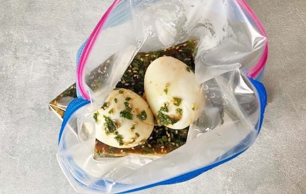 ゆで卵と大葉をジッパー袋に入れて…　できた簡単おかずが「ご飯が進む」「夏にぴったり」