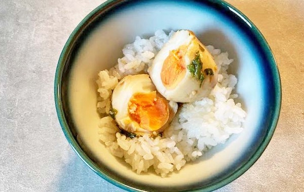 ゆで卵と大葉をジッパー袋に入れて…　できた簡単おかずが「ご飯が進む」「夏にぴったり」