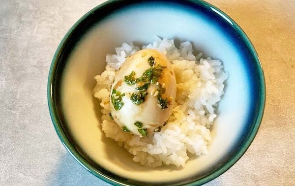 ゆで卵と大葉をジッパー袋に入れて…　できた簡単おかずが「ご飯が進む」「夏にぴったり」