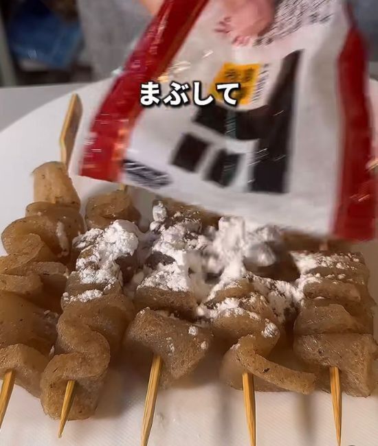 冷凍こんにゃくを串にして焼くと？　思わぬ変化に「なにこれ」「絶対試す」