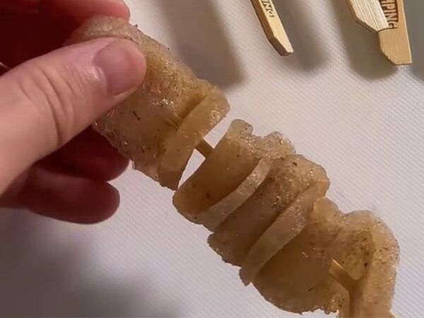 冷凍こんにゃくを串にして焼くと？　思わぬ変化に「なにこれ」「絶対試す」