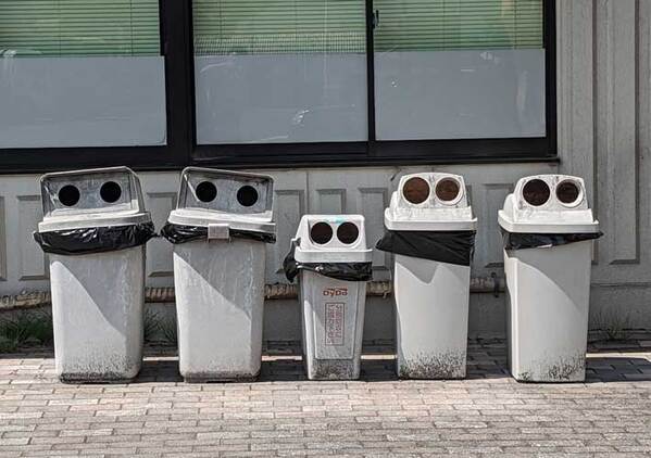 なんの変哲もないゴミ箱　よーく見ると…？「個性が強くて笑った」「感性が素敵」