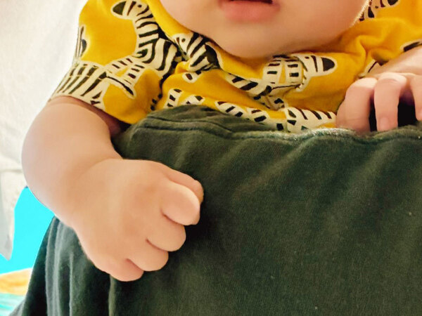 父親に抱えられた赤ちゃんが…　母親に見せた表情に「絶望してて笑った」「じわじわくる」