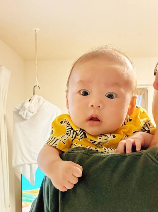 父親に抱えられた赤ちゃんが…　母親に見せた表情に「絶望してて笑った」「じわじわくる」