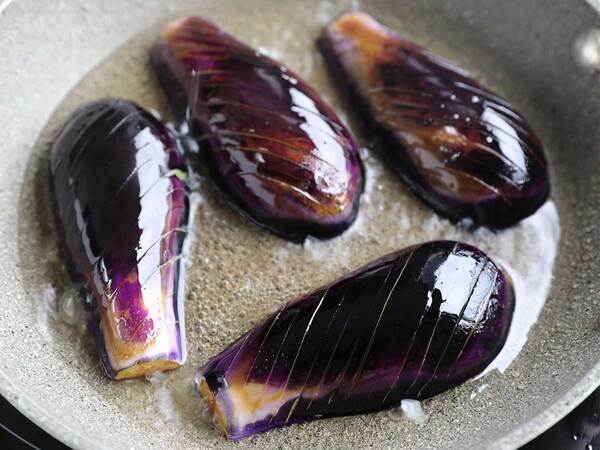 そうめんに焼いたナスをのせて…　料理家のレシピに絶賛の声！