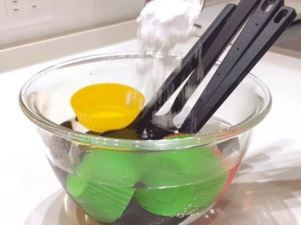 ベタ付いたシリコン製品　つけ置き１時間で「サラサラになった」