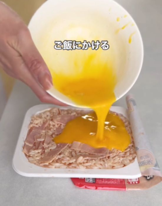 パックご飯に卵をかけてレンチン２分　仕上がりに「これだけで？」「助かる」