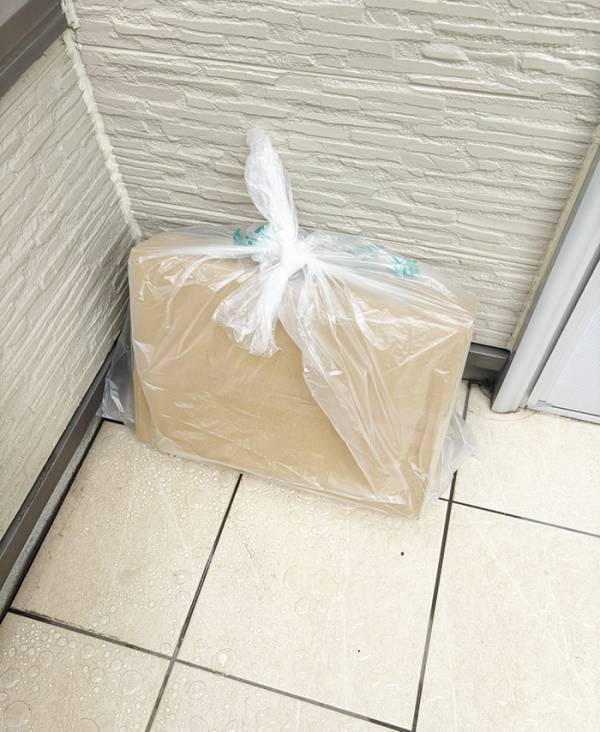 「玄関に置き配の荷物届いてたんやけど」　目にした光景に「さすがヤマト！」