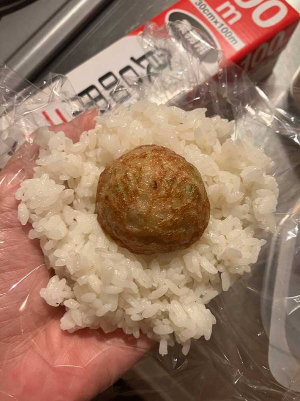 おにぎりの中に入れたのは…　アイディアに「怖いよ」「さすがにやったことない」