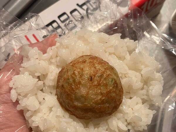 おにぎりの中に入れたのは…　アイディアに「怖いよ」「さすがにやったことない」