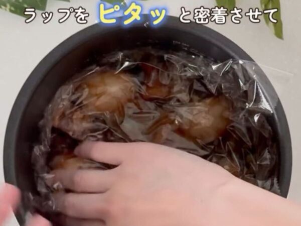ラップを鍋にのせるだけ　浮いた脂が取れる裏技に「簡単すぎる」「今日やる」