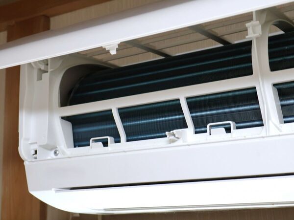 歯ブラシでこすっただけなのに？　フィルター掃除の効果に「スッキリ」「やるしかない」