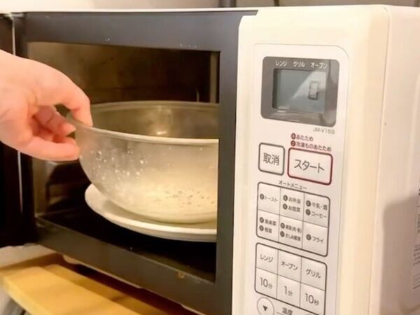 切り餅２個と牛乳大さじ２　電子レンジで加熱すると？　取り出してみたら「驚いた！」