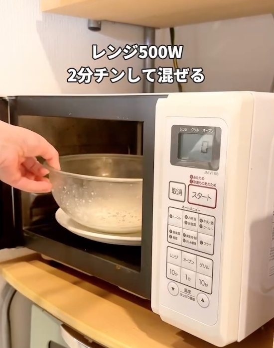 切り餅２個と牛乳大さじ２　電子レンジで加熱すると？　取り出してみたら「驚いた！」