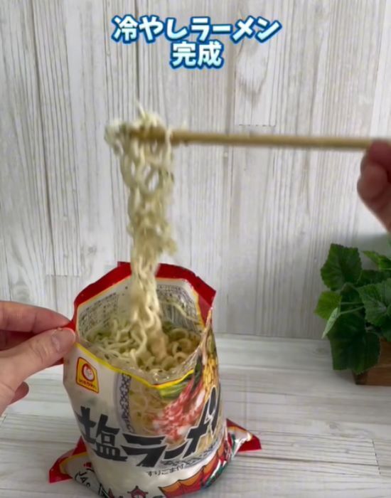 「ガスも電気も使いません」 水だけでインスタントラーメンが完成！