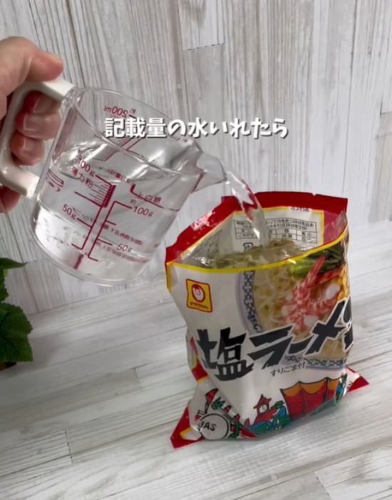 「ガスも電気も使いません」 水だけでインスタントラーメンが完成！