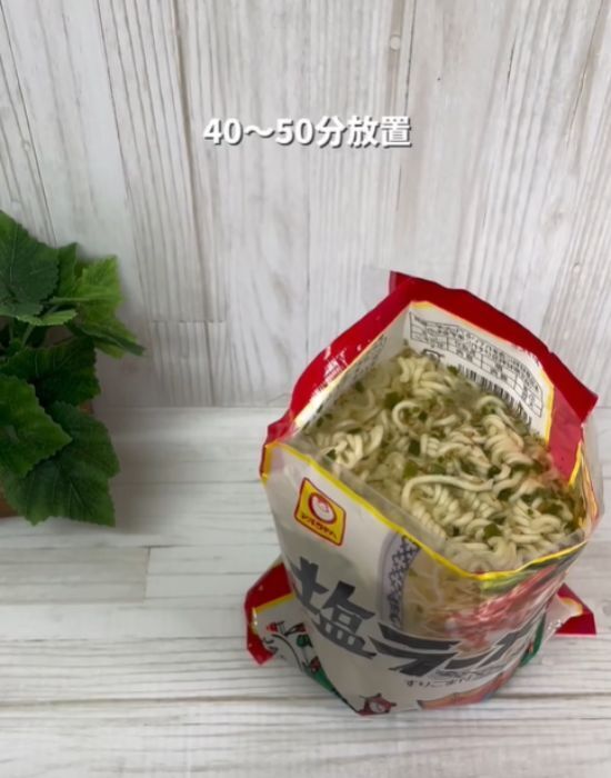 「ガスも電気も使いません」 水だけでインスタントラーメンが完成！