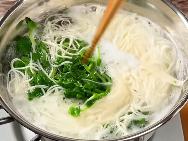 そうめん２束と一緒にゆでるのは？　『夏の救世主』メニューに「絶対に作る！」