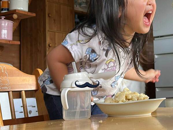 邪魔をされて怒る３歳児　その相手とは…？「平和すぎる戦い」「肝っ玉が据わってる」