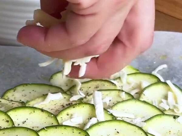 スライスしたズッキーニを並べて？　斬新なレシピに「初めて見た」「天才？」