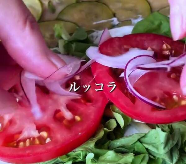 スライスしたズッキーニを並べて？　斬新なレシピに「初めて見た」「天才？」