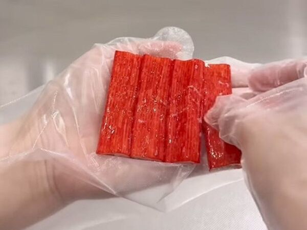 クルクルするだけ？　カニカマほぐし技に「秒でできた」「めっちゃ使える」