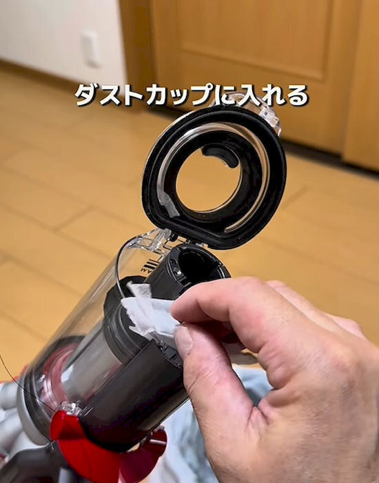 掃除機の中にドライシート？　結果に「感動した」「毎回やる」