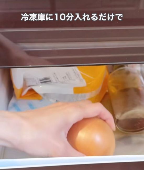 タマネギを冷凍庫に１０分入れると？　驚きの結果に「なぜだ」「毎回やる」