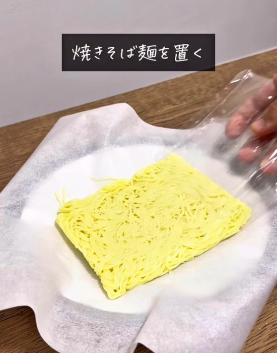 クッキングシートで包んでレンチン？　焼きそばの仕上がりに「想像以上」「最高すぎ」