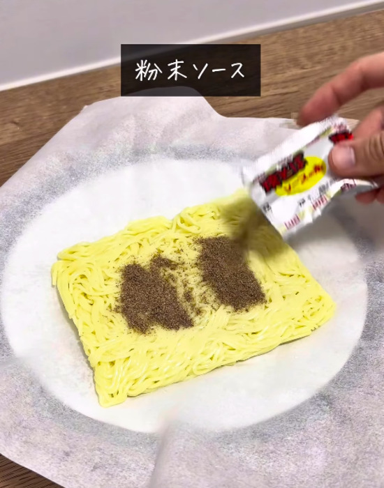 クッキングシートで包んでレンチン？　焼きそばの仕上がりに「想像以上」「最高すぎ」