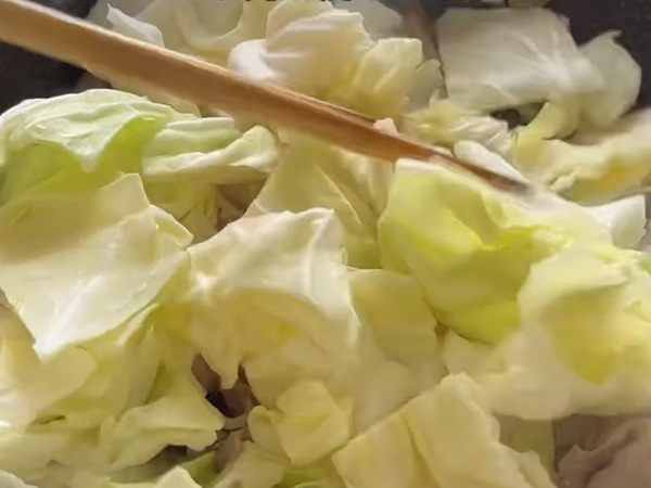 「これは誰でも箸が止まらないやつ」　キャベツを使った料理に絶賛の声