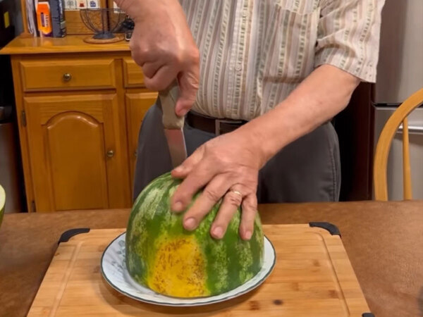 スイカを切ろうとしたら…？　祖父の『一生忘れられないひと言』に14万いいね