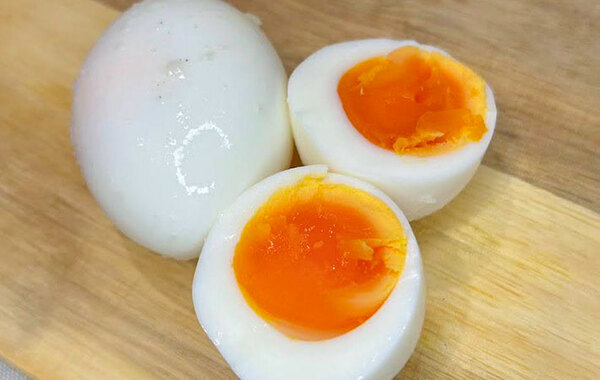 「いつものゆで卵がごちそうに！」　タッパーに入れたのは、お湯と…？