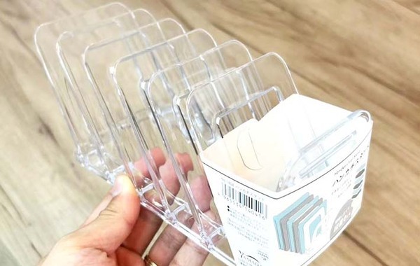 セリアで買った『ハンカチスタンド』　思わぬ使い道に「家中で役立ちそう！」