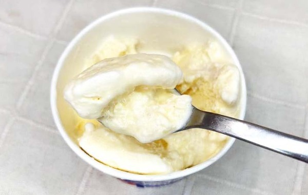 バニラアイスに入れたのは…　明治の提案に「これはクセになる」「新しい味わい」