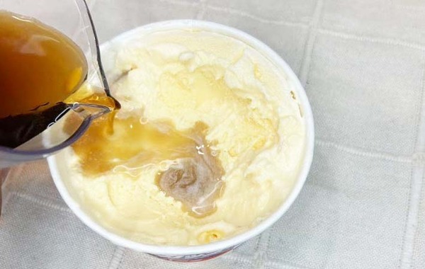 バニラアイスに入れたのは…　明治の提案に「これはクセになる」「新しい味わい」