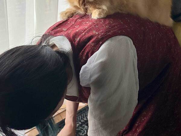 掃除をしながら文句をいう妻　背中にいたのが？「最高かよ」「憑りつかれてる」