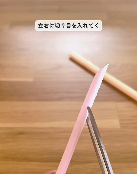 ストローを斜めに切るだけ！　排水口の汚れがスルスル取れる裏技