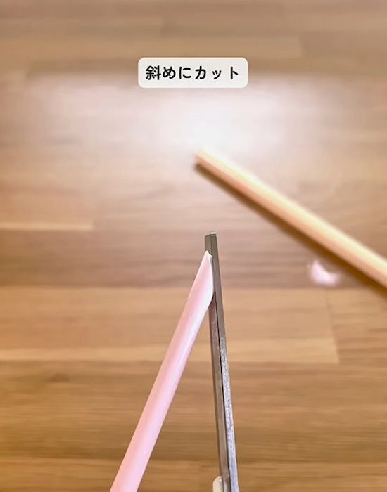 ストローを斜めに切るだけ！　排水口の汚れがスルスル取れる裏技