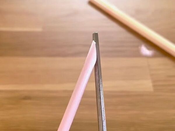 ストローを斜めに切るだけ！　排水口の汚れがスルスル取れる裏技