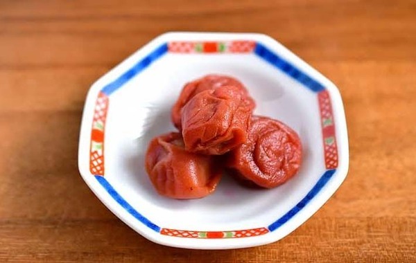 おにぎりの具材、夏は梅干し？生明太子？　食中毒を防ぎやすいのは…