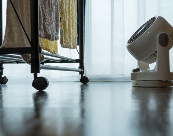 部屋干しが多い季節に！　企業が教えるエアコンと除湿機の活用術